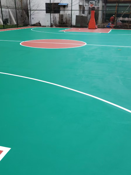 加乐镇 球场长期使用易出现地面开裂